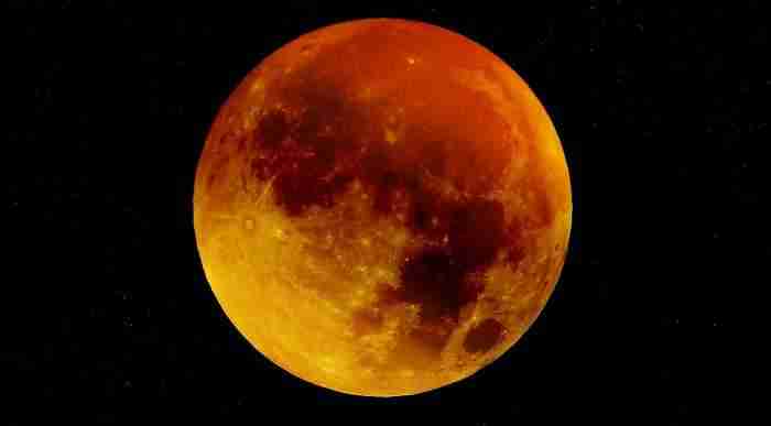 5 consigli per fotografare la Luna Rossa durante l'eclissi del secolo