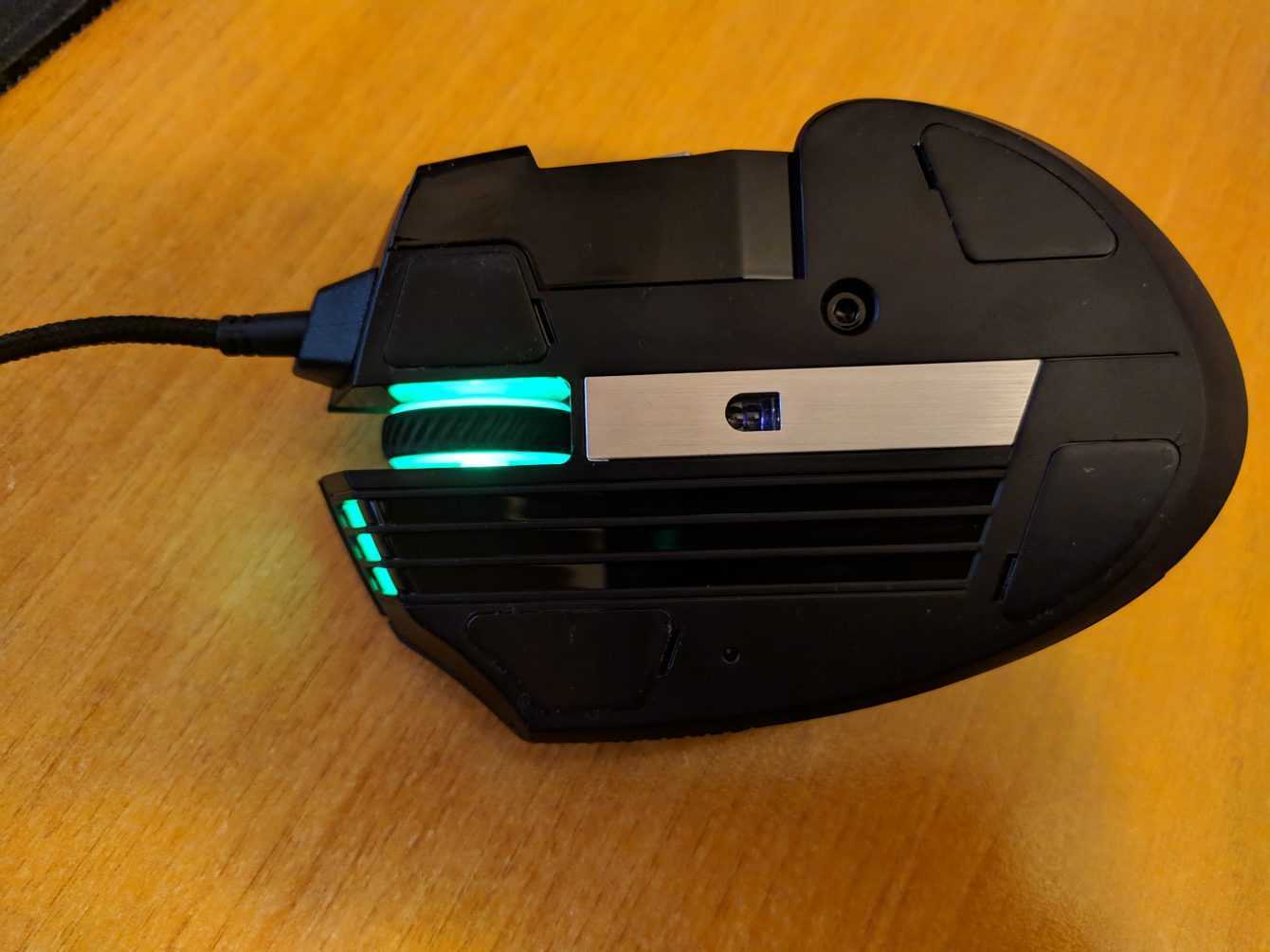 Recensione Corsair Scimitar RGB Elite: mouse da gaming