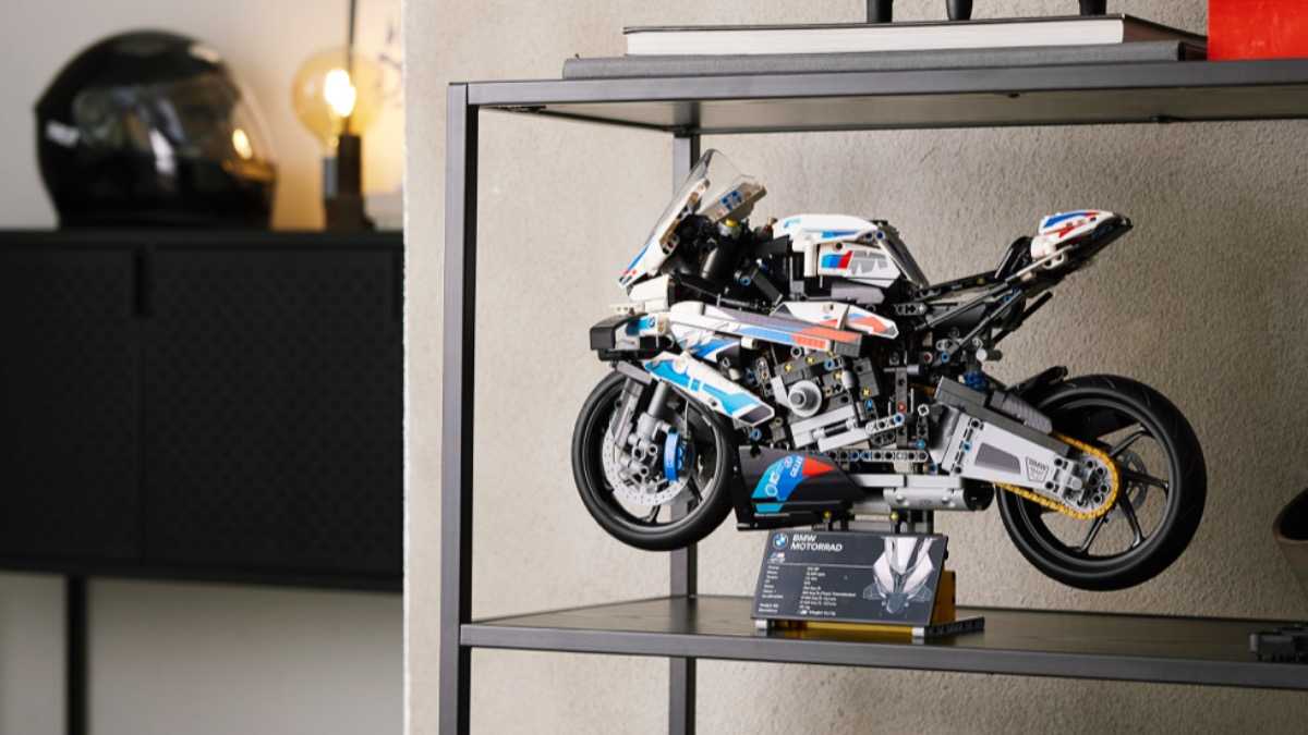 LEGO: the set dedicated to the legendary BMW M 1000 RR arrives