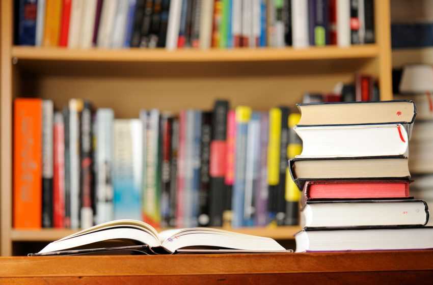 Gli italiani leggono di meno ed il mercato di libri non cresce: le vendite di libri si sono dimezzate nel 2022