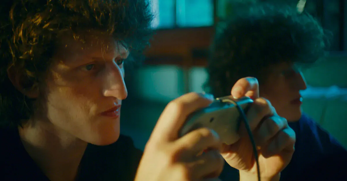 La timidezza delle chiome: clip in esclusiva