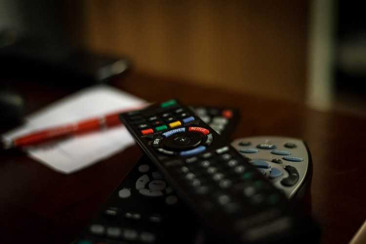 Telecomando universale per TV: tutto quello che c’è da sapere
