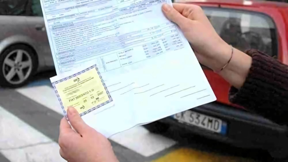 I documenti obbligatori da avere in auto: ecco quali sono nel 2024