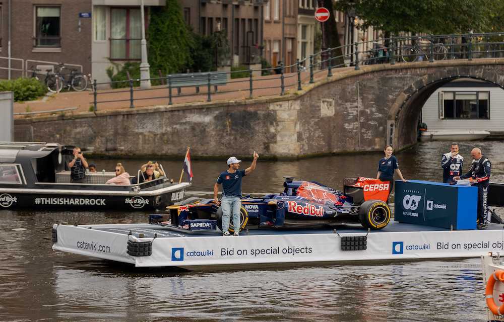 "Dieci anni di Daniel": Ricciardo sui canali di Amsterdam al volante della sua STR7