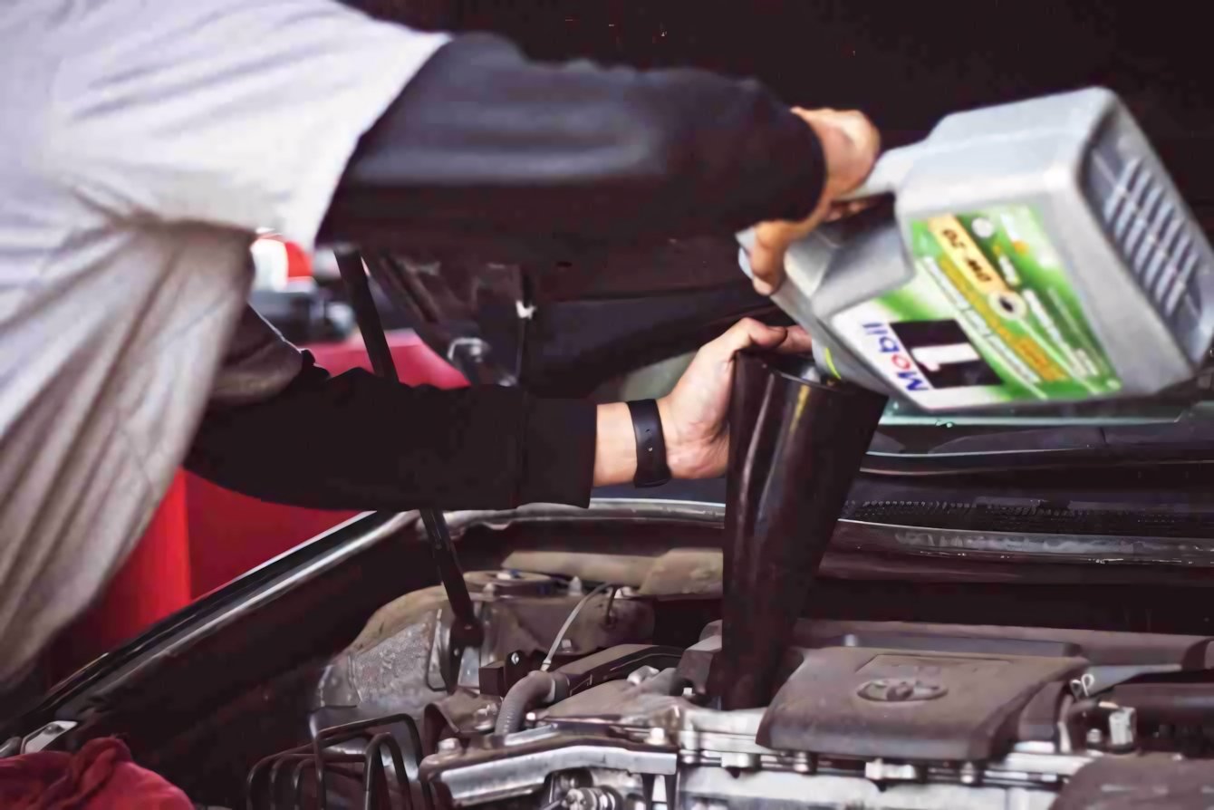 Perché l'auto consuma olio: cause, segnali e soluzioni