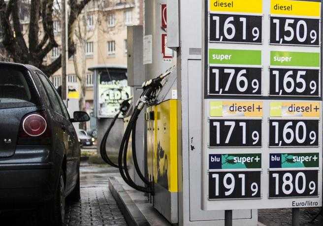 Gdf intensifica i controlli su prezzi benzina: 2.424 verifiche ad agosto rivelano 1.439 violazioni