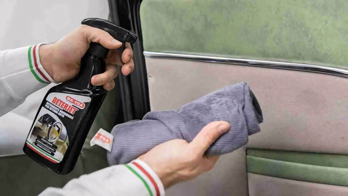 Come pulire la tappezzeria in pelle dell'auto?