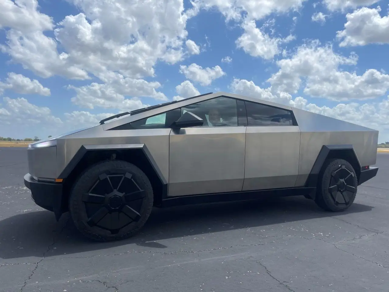 Tesla Cybertruck: finalmente in concessionaria!