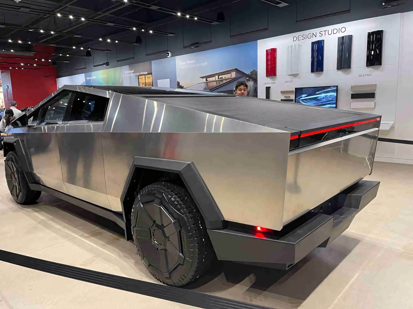 Tesla Cybertruck: finalmente in concessionaria!