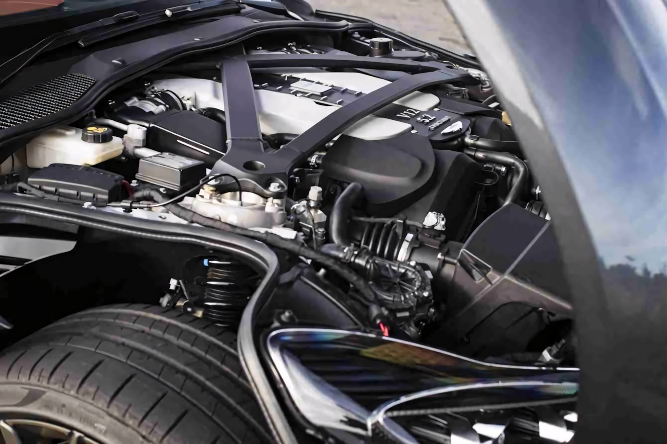 Aston Martin V12: la morte può attendere!