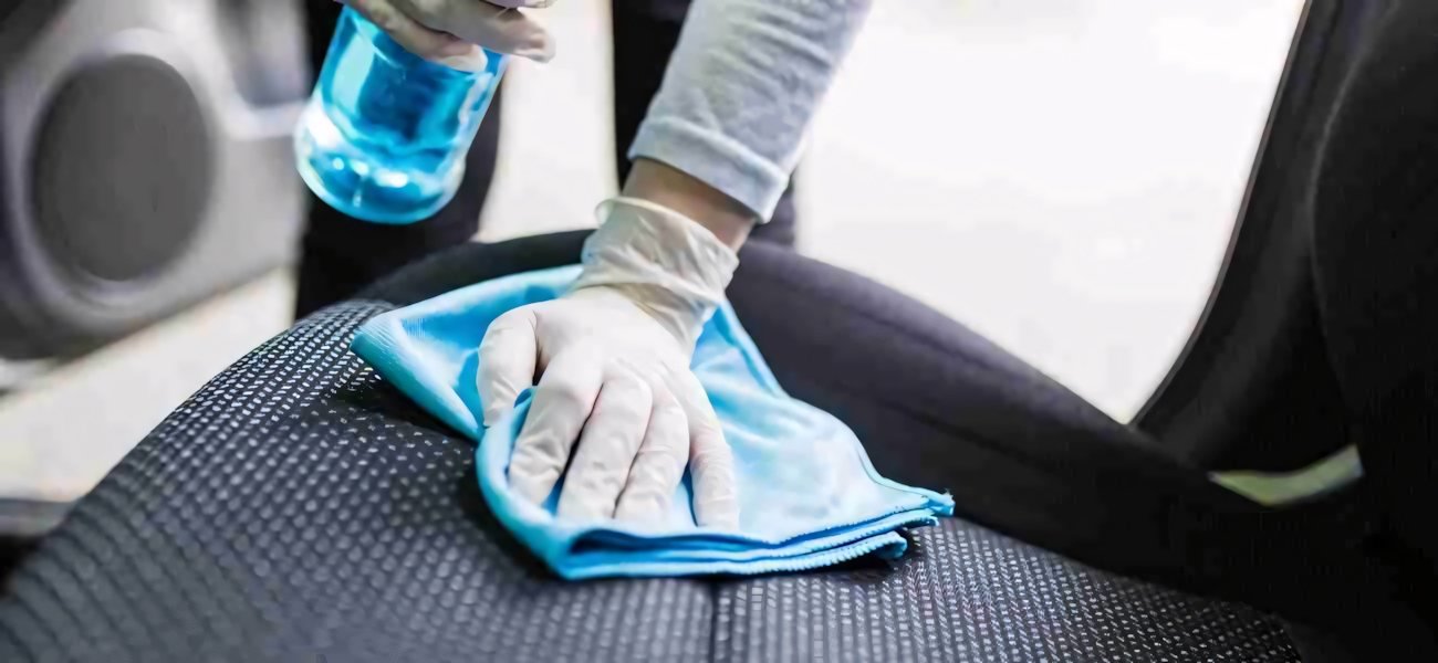 Come pulire la tappezzeria in pelle dell'auto?
