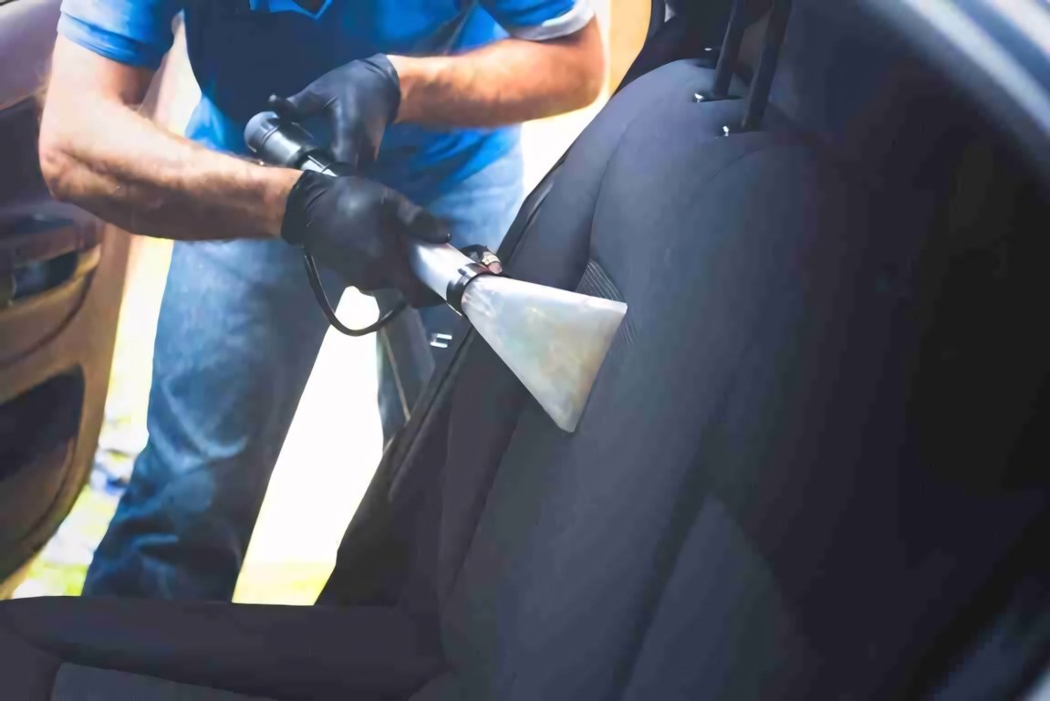 Come pulire la tappezzeria in pelle dell'auto?