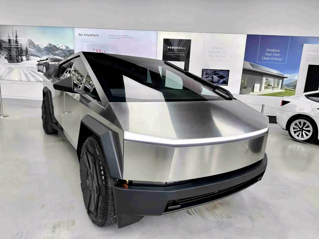 Tesla Cybertruck: finalmente in concessionaria!