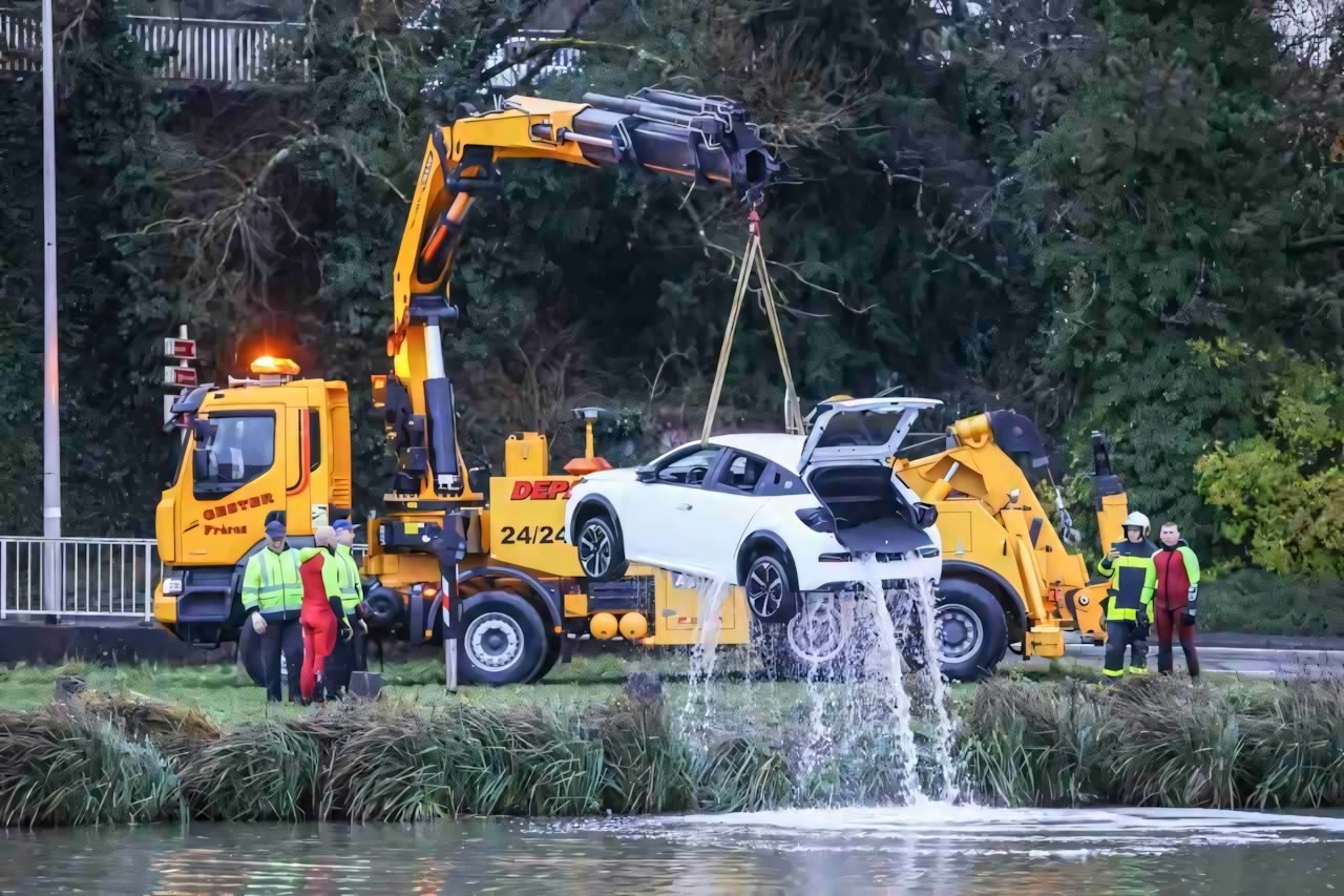 Lancia Ypsilon 2024: le foto spia del prototipo finito sott'acqua