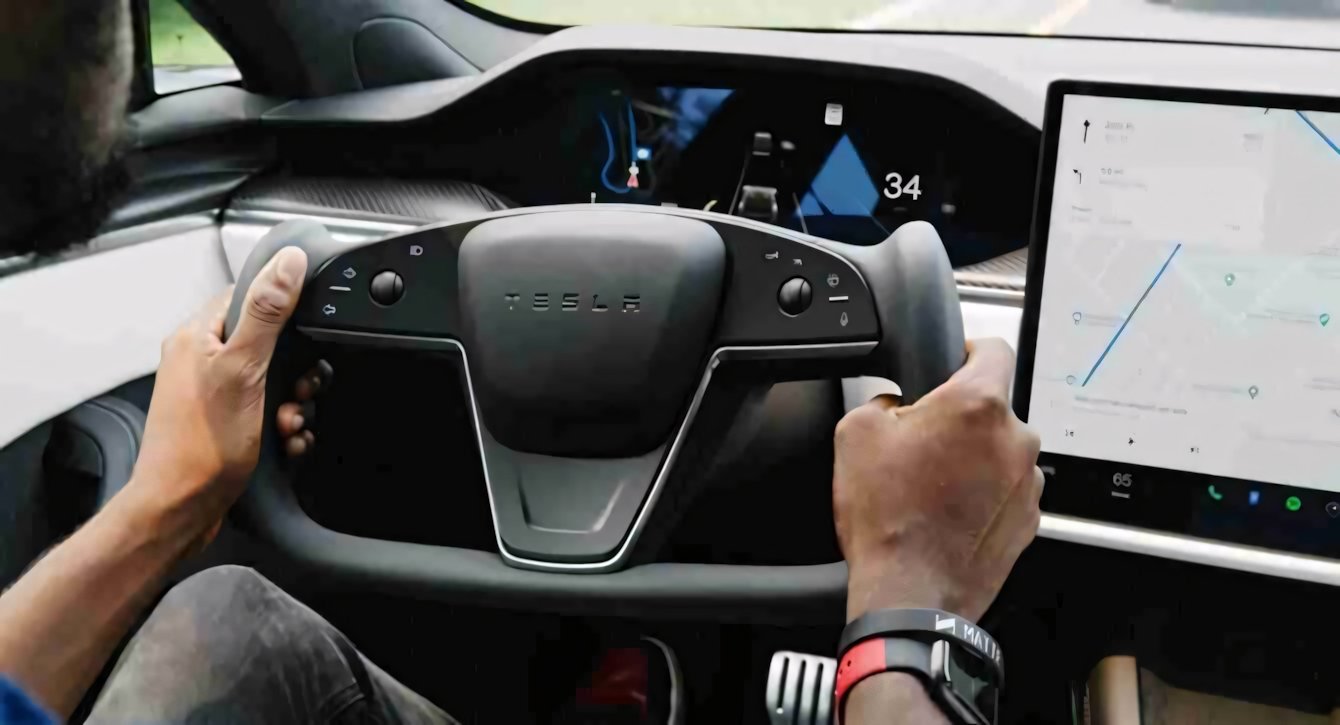 Tesla: il volante yoke criticato da molti ma amato da altri