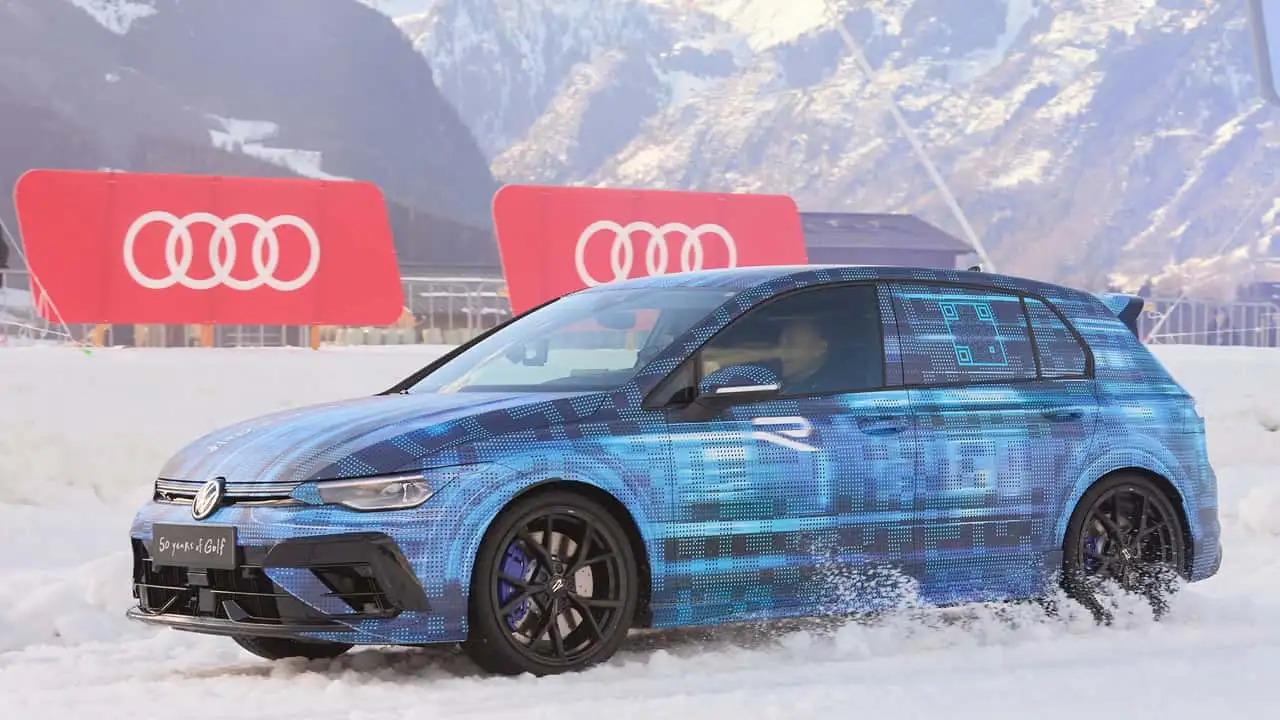 La Volkswagen Golf R mostra i muscoli sulla neve