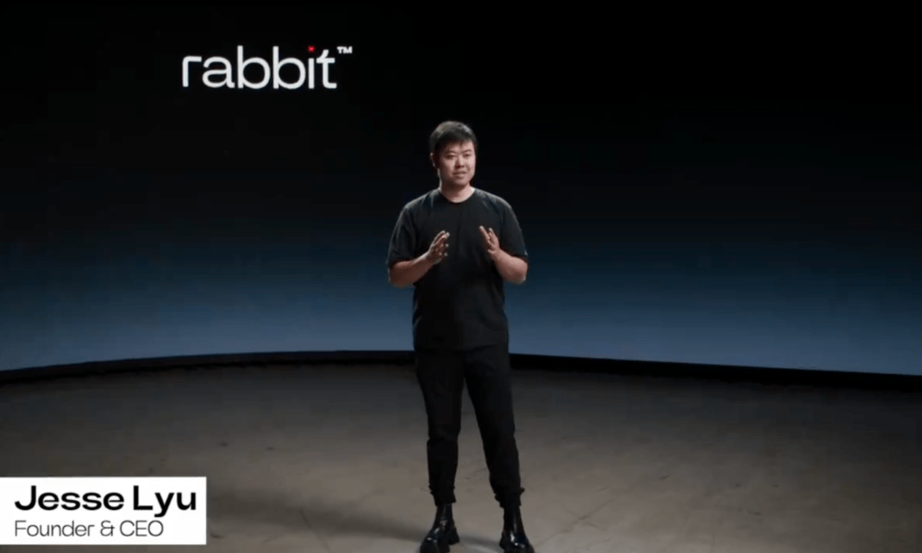 Rabbit r1: che cos'è e come funziona il nuovo assistente AI
