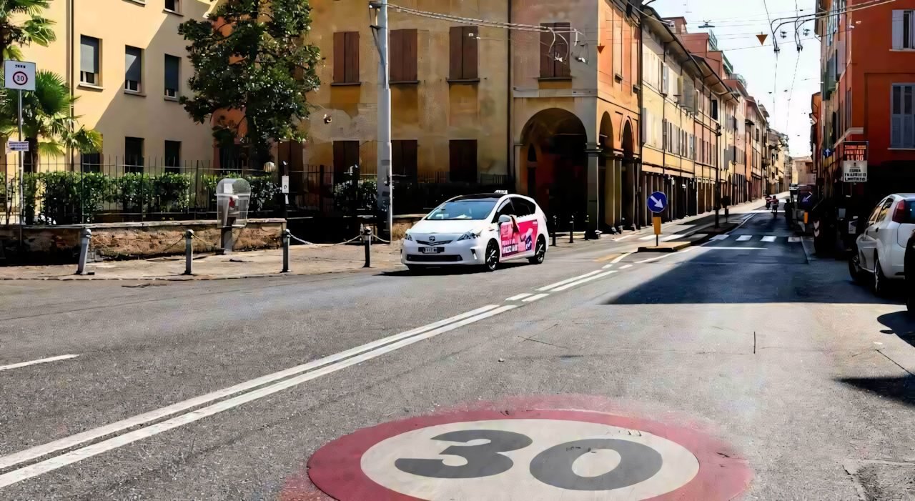 Limite di 30 km/h in città: si parte con Bologna