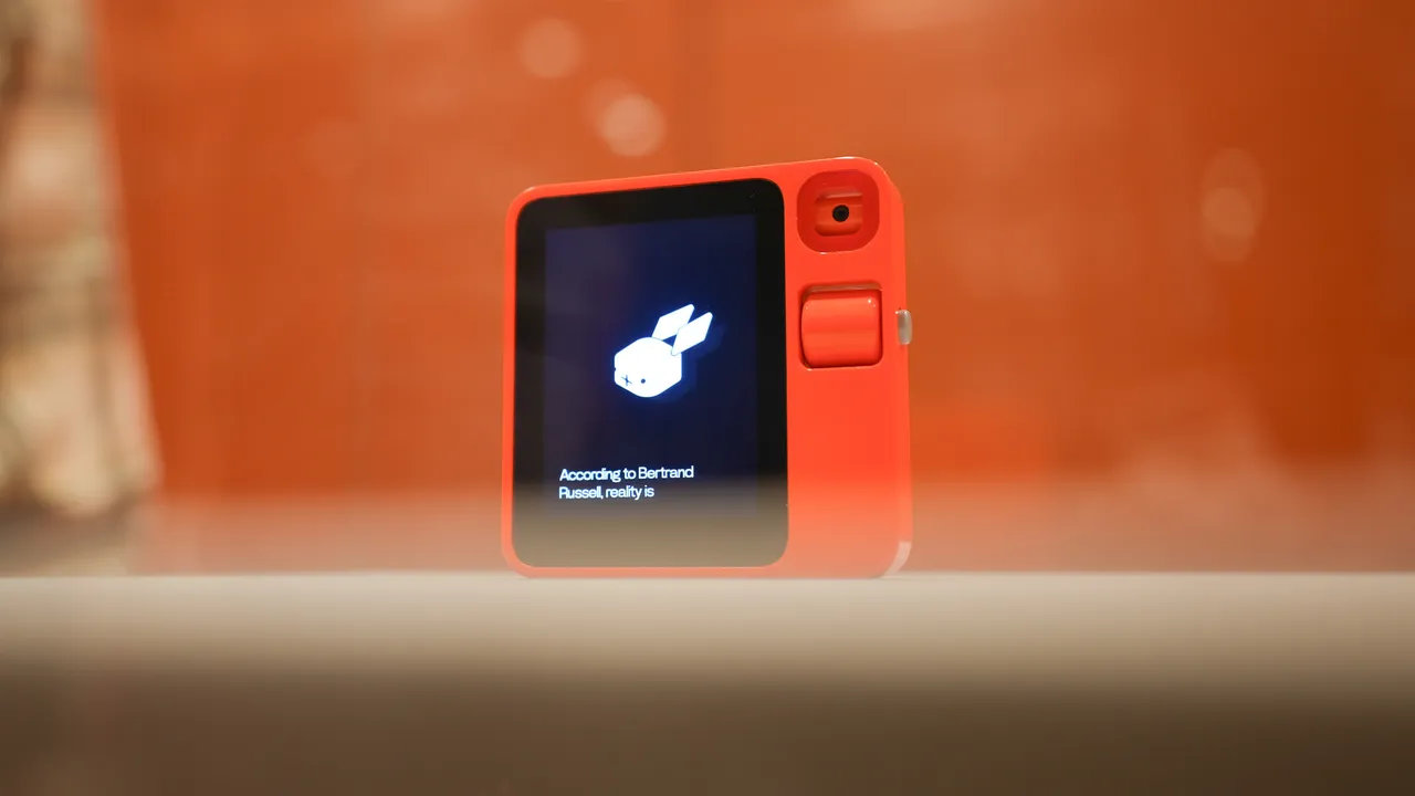 Rabbit r1: che cos'è e come funziona il nuovo assistente AI