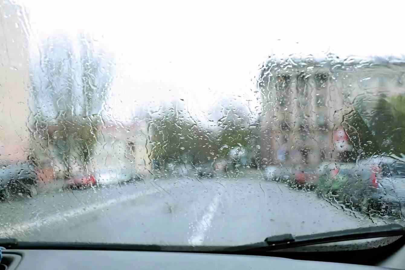 Come guidare con pioggia forte: trucchi e consigli