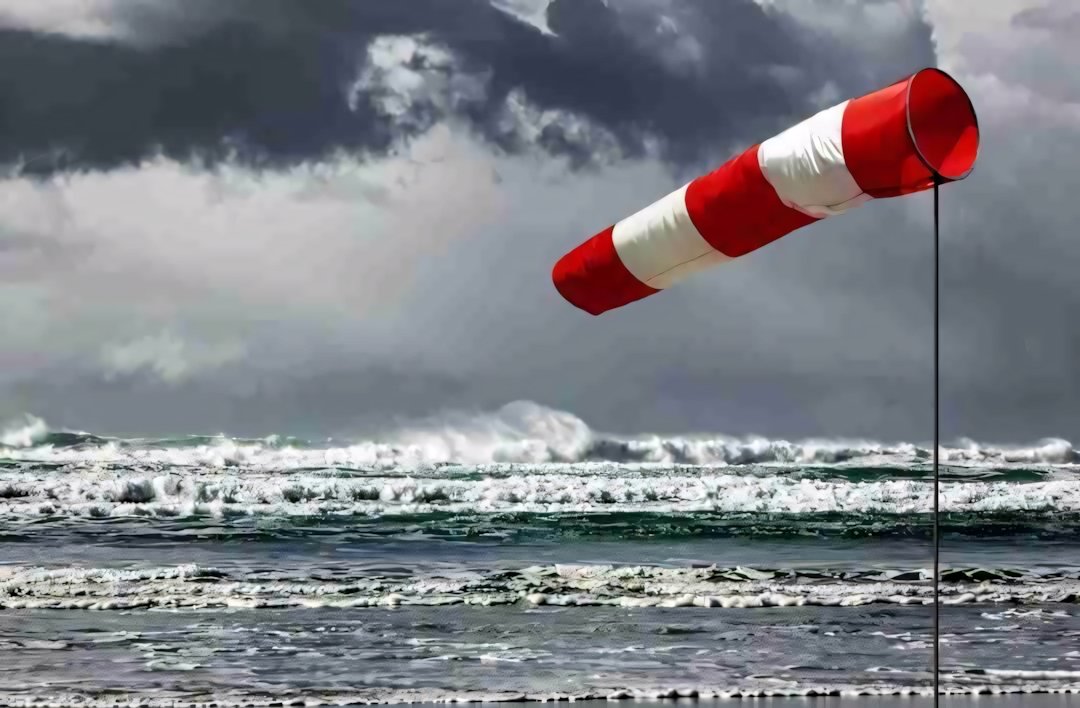 Come guidare con vento forte: trucchi e consigli