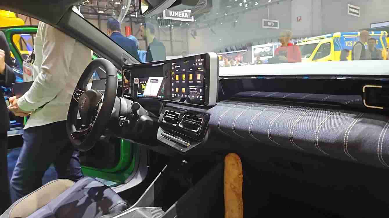 Nuova Renault 5: prezzi e motori della nuova Full Electric presentata a Ginevra