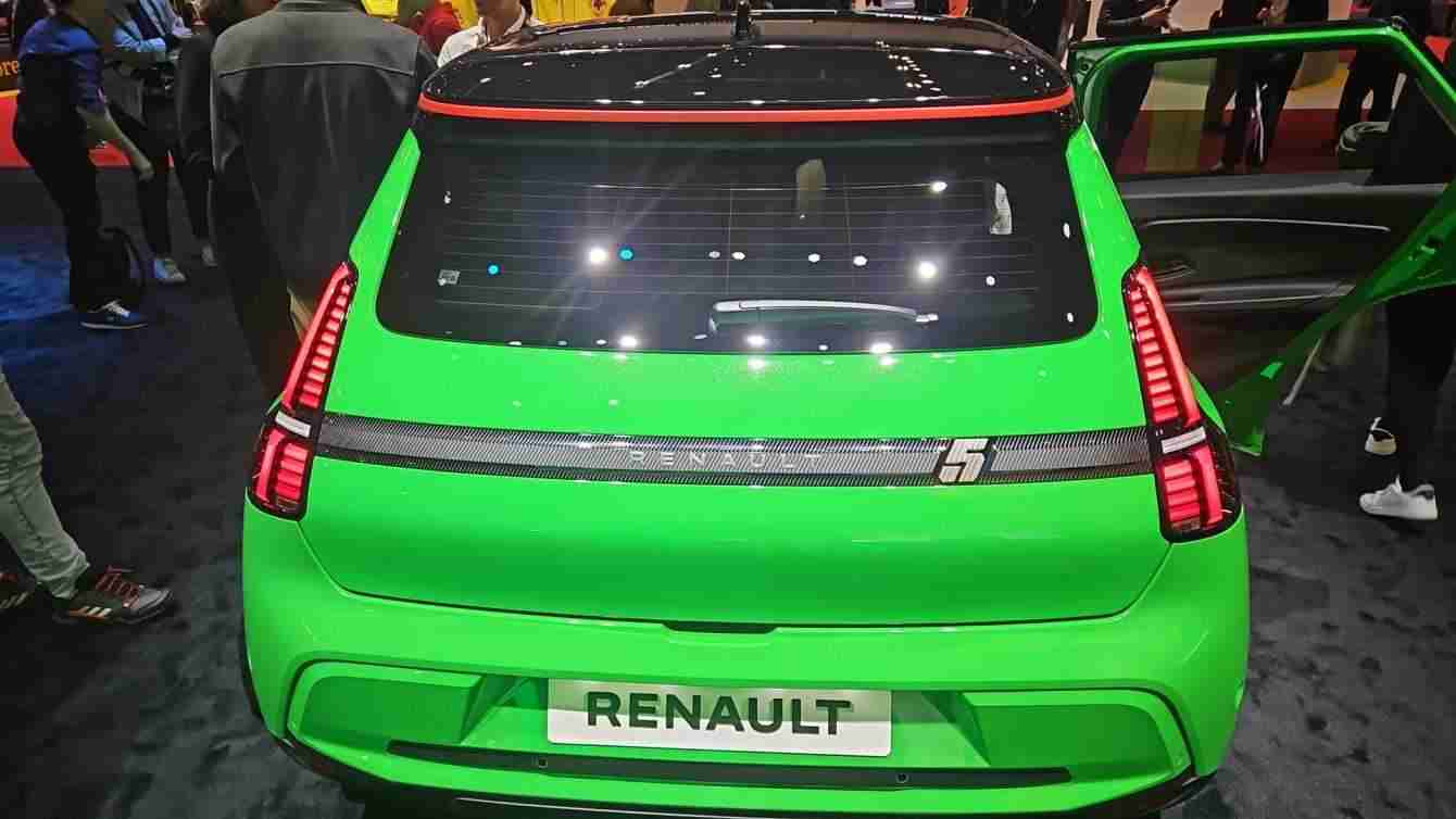 Nuova Renault 5: prezzi e motori della nuova Full Electric presentata a Ginevra