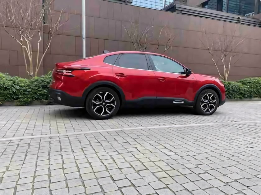 Nuova Citroen Ë-C4 X: coupé o crossover?