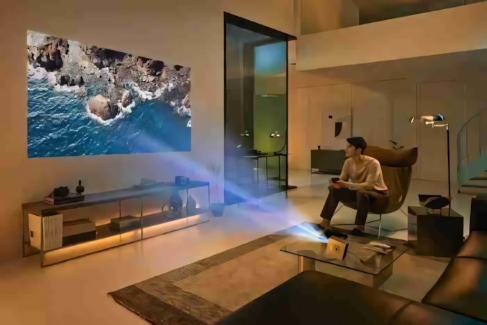 LG rivoluziona il cinema domestico con il CineBeam Q: un proiettore 4K dal design elegante