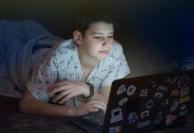 Adolescenti passano troppo tempo online: saltano spesso la scuola
