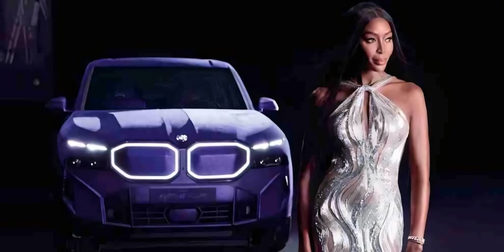 La BMW XM in velluto blu è ispirata a Naomi Campbell