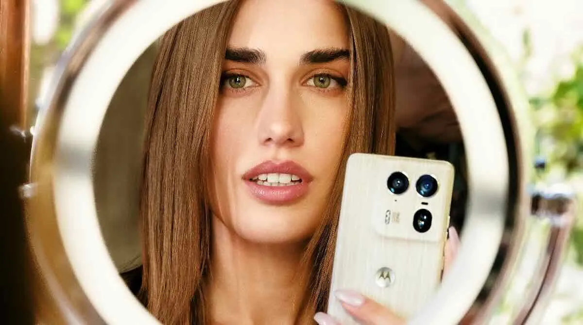 Motorola e Clara: un connubio esplosivo di colori e musica
