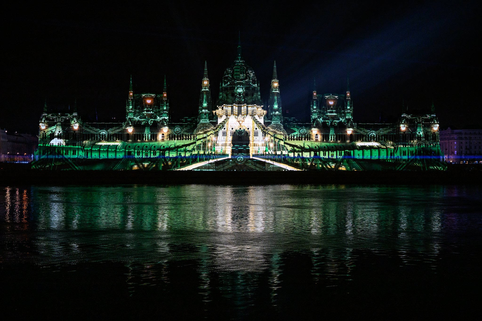 I proiettori Panasonic PT-RQ45K illuminano Budapest per lo St Stephen’s Day