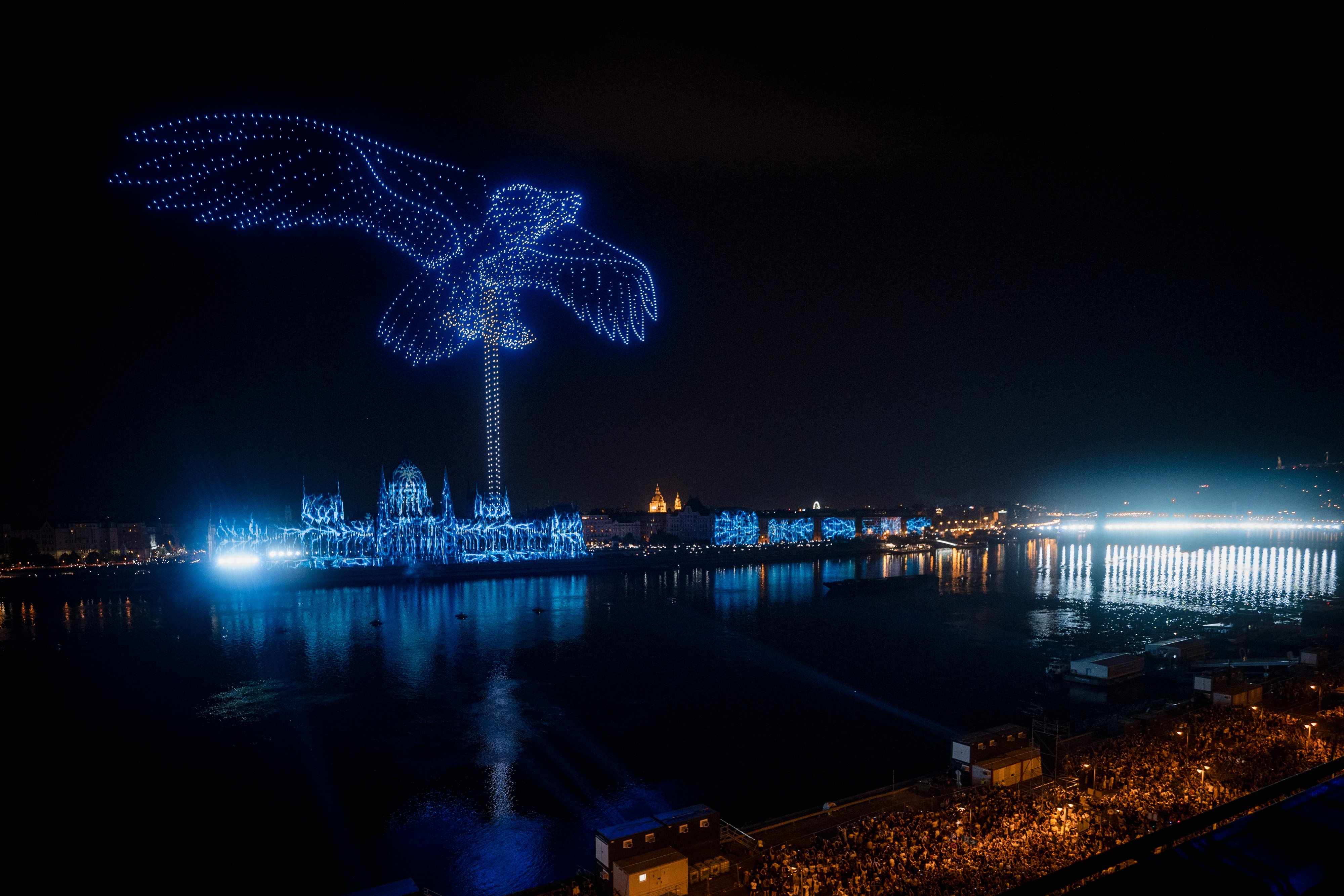 I proiettori Panasonic PT-RQ45K illuminano Budapest per lo St Stephen’s Day